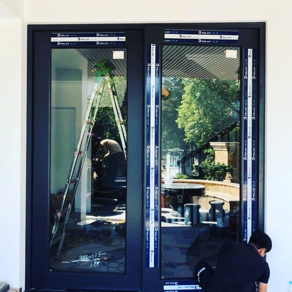 CỬANHÔM THỦY LỰC 2 CÁNH NHÔM ROLAN